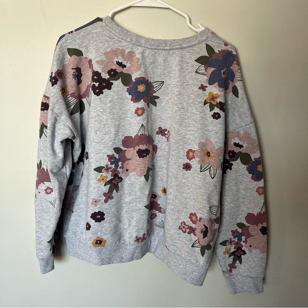 3/$40 ladies size XL Reitmans Cropped Sweatshirt Grey with All Over Floral Print - Picture 3 of 7